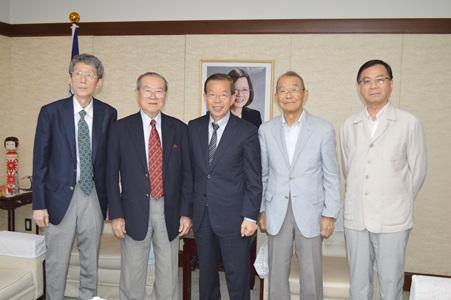 謝長廷・駐日代表（中央）と高雄同窓会（高雄中学・高雄女中の日本校友会）の河野昭・名誉会長（左２）、沈国雄・会長（左１）、松本静夫・顧問（右２）