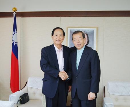 謝長廷・駐日代表（写真右）、亀井久興・元衆議院議員（左）
