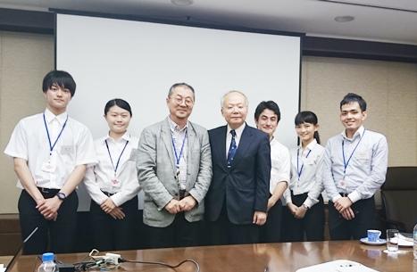 郭仲熙・駐日副代表（写真右４）、久留信一・東京新聞編集局外報部長（左３）
