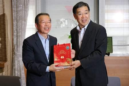 謝長廷・駐日代表（左）、山田啓二・京都府知事（右）