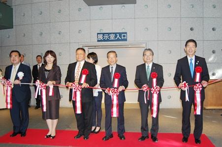 右より、服部征夫・台東区長、宮田亮平・文化庁長官、謝長廷・駐日代表、宋培安氏、堀越礼子・朝日新聞社企画事業本部文化事業部長、澤和樹・東京藝術大学学長
