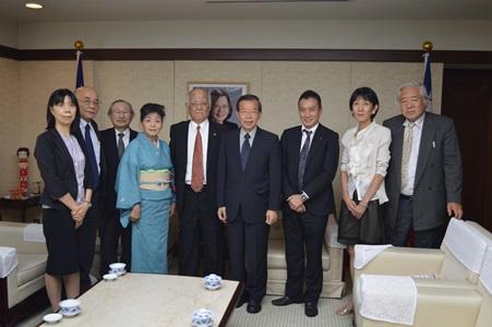 謝長廷・駐日代表（右４）、阿尾博政・日台経済人の会理事長（右５）