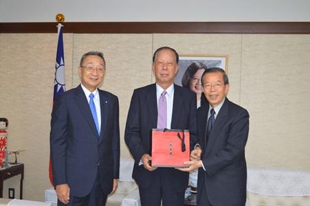 謝長廷・駐日代表（右１）、住友商事株式会社の大森一夫・取締役会長（右２）、中村邦晴・代表取締役社長（左１）