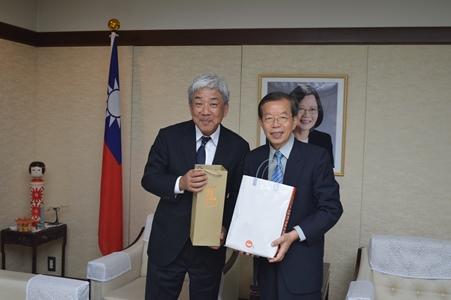 謝長廷・駐日代表（右）、大﨑洋・吉本興業社長（左）