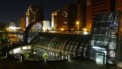 大都会のオアシスとして親しまれている大安森林公園。敷地内には珍しい野鳥が集う生態池のほか、野外音楽堂などもあり、老若男女を問わず人気のあるスポットとなっています。2013年には台北メトロ淡水信義線の大安森林公園駅が開設され、「台北で最も美しい駅」と称せられています。公園の玄関口らしく、噴水広場と庭園が設けられています。ここでは15分に一度の噴水ショーがあり、ちょっとした見どころになっています。池の周りにはユニークなカエルのオブジェが展示されています。これは著名なアーティスト・林舜龍氏が手がけた作品です。さらに、コンコースの壁には近畿大学の教授である柴清文氏の「四季」という作品も展示されています。明るい色彩のレリーフが駅を華やかに彩っています。そして、夜になると、ガラス張りの駅舎から大量の光があふれ出し、きらめかしい姿をカメラに収める人たちが数多くやってきます。