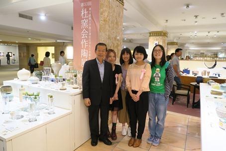 謝長廷・駐日代表（左１）と第５３回「杜窯会作陶展」（三越百貨店日本橋本店６階で９月１３日まで開催）に出品した東京藝術大学の台湾人留学生ら