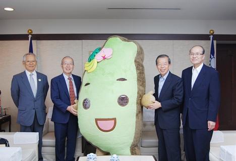 謝長廷・駐日代表（写真右２）、「台湾を応援する会」会長の後藤乾一・早稲田大学名誉教授（左２）、同顧問の齋藤毅・前台湾協会理事長（左１）、朱文清・駐日代表処台湾文化センター長（右１）、タイワンダー☆（右３）
