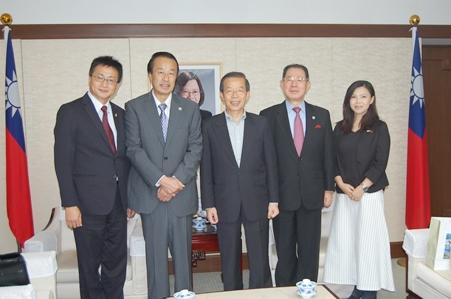 謝長廷・駐日代表（写真左３）、宮元陸・石川県加賀市長（左２）、松澤寛文・ＮＰＯ法人育桜会副理事長（右２）、陳文筆・石川県台湾華僑総会会長（左１）と夫人（右１）
