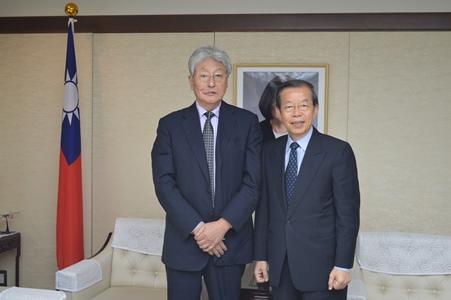 謝長廷・駐日代表（右）、中川衛・金沢美術工芸大学名誉教授（左）