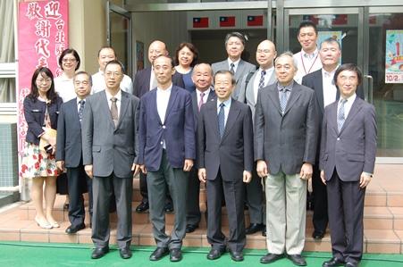 謝長廷・駐日代表（写真前列右３）、張建民・理事長（同４）、張碧華・副理事長（同５）、劉剣城・校長（同２）
