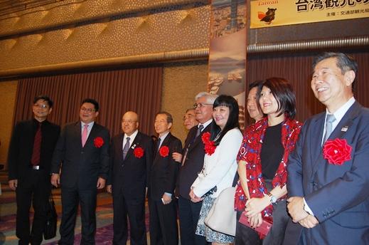 謝長廷・駐日代表（写真左４）、劉喜臨・交通部観光局副局長（左２）、戴啓珩・財団法人台湾観光協会副会長（右４）、李進勇・雲林県長（右５）、田川博己・一般社団法人日本旅行業協会会長（左３）、丸尾和明・一般社団法人日本旅行業協会副会長（右１）
