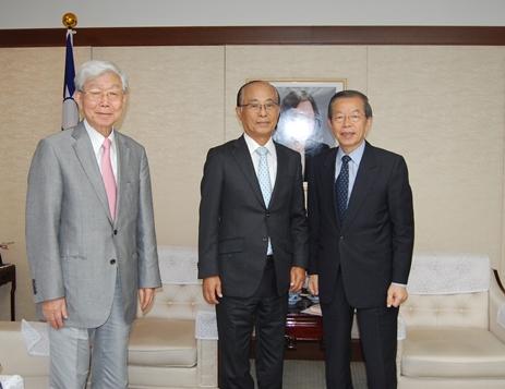 写真右から謝長廷・駐日代表、ＮＰＯ法人岡崎研究所の太田博・理事長/所長、茂田宏・副理事長
