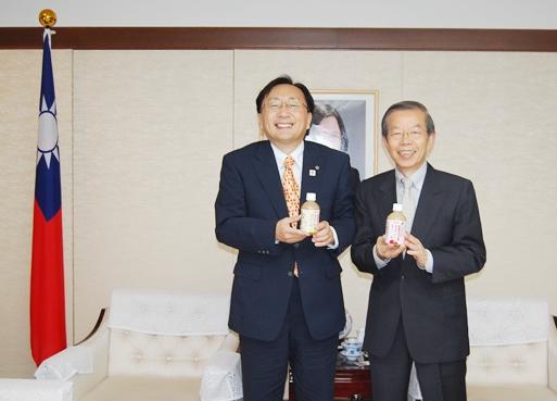 謝長廷・駐日代表（写真右）、三村申吾・青森県知事（左）
