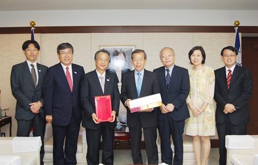 謝長廷・駐日代表（写真右４）、郭仲熙・駐日副代表（右３）、清野智・東北観光推進機構会長/東日本旅客鉄道㈱取締役会長（左３）
