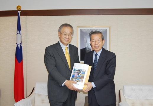 謝長廷・駐日代表(写真右)、山崎力・青森県日華親善協会会長/前参議院議員(左)









