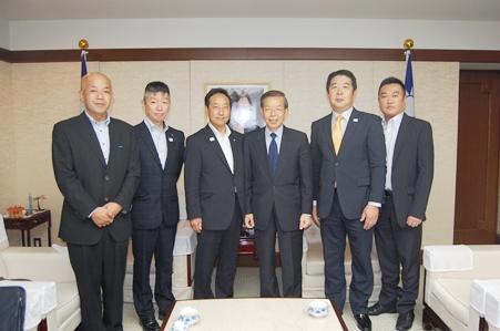 謝長廷・駐日代表（写真右３）、星野寛・群馬県議会議長（左３）
