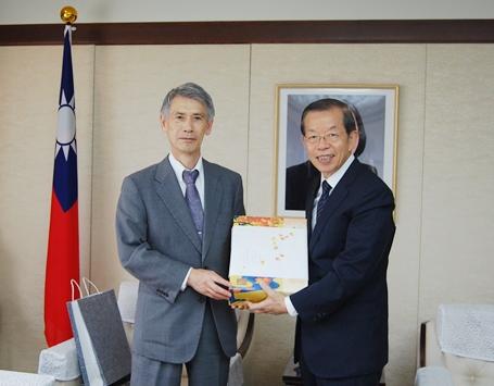 謝長廷・駐日代表（写真右）、福田勝幸・拓殖大学理事長（左）