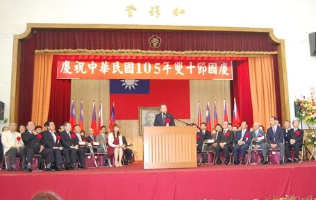 あいさつする謝長廷・駐日代表（写真中央）
