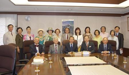 謝長廷・駐日代表（写真前列右３）、梁益正・日本台湾大学校友会会長（同２）、呉叔明・新北市台湾大学校友会理事長/台湾大学校友総会理事（同４）
