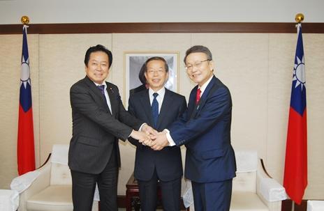 謝長廷・駐日代表（写真中央）、「日本維新の会」の石井章・参議院議員（左）、中津川博郷・元衆議院議員（右）

