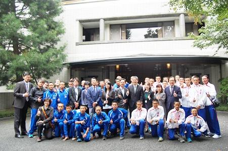 １０月９日～１０日に開催された杉並区の「交流自治体中学生親善野球大会」に参加した台北市の大理高中（高校）中等部のチームおよび長安国中（中学校）のチームの各選手と関係者ら
