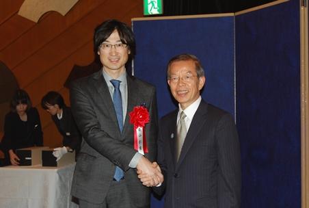 謝長廷・駐日代表（写真右）、東山彰良氏（左）
