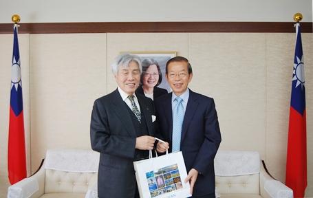 謝長廷・駐日代表（写真右）、陳恆昭・東京大学名誉教授（左）
