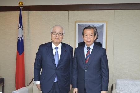 謝長廷・駐日代表（右）、武見敬三・参議院議員（日華議員懇談会副幹事長）（左）
