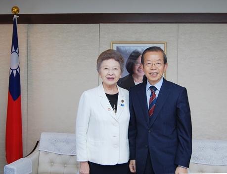 謝長廷・駐日代表（写真右）、中山恭子・代表（左）
