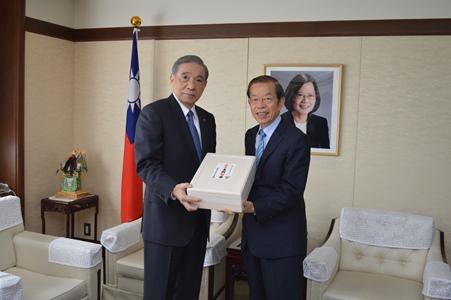 謝長廷・駐日代表（右）、大澤正明・群馬県知事（左）