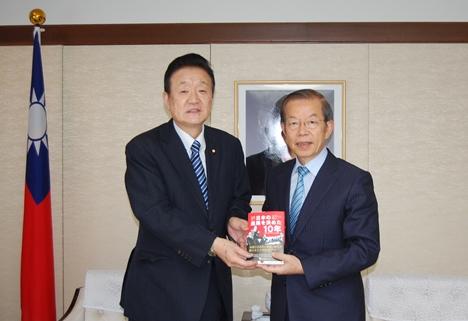 謝長廷・駐日代表（写真右）、民進党の藤田幸久・参議院議員（左）
