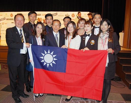 謝長廷・駐日代表（前列左３）、郭朝坤・国際バーテンダー協会（ＩＢＡ）アジア太平洋地区副総会長（前列左１）、謝美美・中華民国国際調酒協会（台湾バーテンダー協会）会長（前列右１）、出場選手の郭沛儒さん（前列右２）と李廷諺さん（後列左１）
