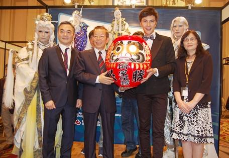 謝長廷・駐日代表（写真前列左２）、文化部影視及流行音楽産業局の陳淑満・広播電視組（部）長（前列右１）、台北市影音節目製作商業同業公会の楊継昌・理事長（前列左１）、俳優の謝佳見さん（右２）ら
