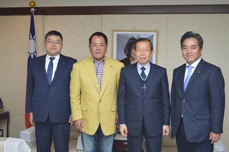 謝長廷・駐日代表（右２）、青山周平・衆議院議員（右１）