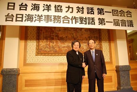邱義仁・亜東関係協会会長（写真左）、大橋光夫・公益財団法人交流協会会長（右）
