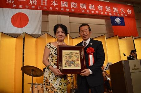 謝長廷・駐日代表（右）、曾鳳蘭・日本国際媽祖会会長（左）