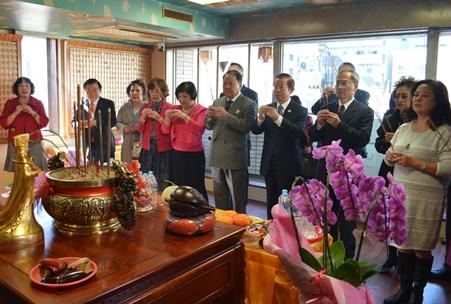 謝長廷・駐日代表（前右３）、呉新興・僑務委員会委員長（前右２）、詹徳薫・東京媽祖廟董事長（前右４）