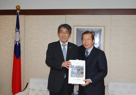 謝長廷・駐日代表（写真右）、同日台湾訪問へ出発する蛯名大也・釧路市長（左）
