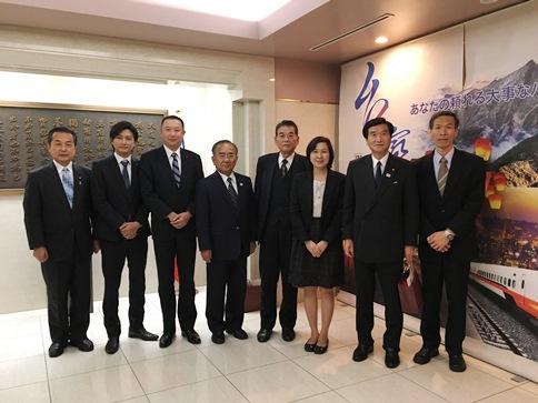 2016年6月17日に設立された「日台友好促進足立区議会議員連盟」、会長のせぬま剛議員（写真右４）、副会長の古性重則議員（右２）、副会長の前野和男議員（左４）、副会長のおぐら修平議員（左３）、事務局長の馬場信男議員（左１）、会計のへんみ圭二議員（左２）
