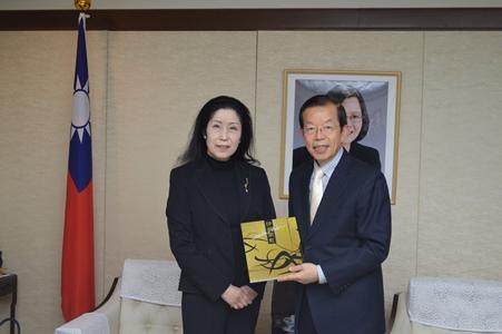 謝長廷・駐日代表（右）、伊藤紫虹さん（左）