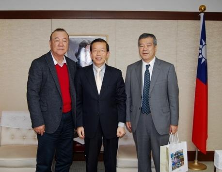 謝長廷・駐日代表（中央）、読売巨人軍の久保博・代表取締役社長（右）、柴田勲・ＯＢ会長（左）