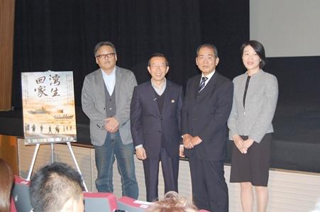 謝長廷・駐日代表（左２）、出演者の一人で湾生の松本洽盛さん（右２）
