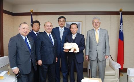 謝長廷・駐日代表（写真右２）、「国際ロータリー第２５１０地区 第５グループ 札幌真駒内ロータリークラブ」の澁谷良治・会長（右３）、齋藤康嗣・クラブ副会長（左１）、内海知行・幹事（左３）、横田靖氏（右１）、杉山茂治氏（左２）
