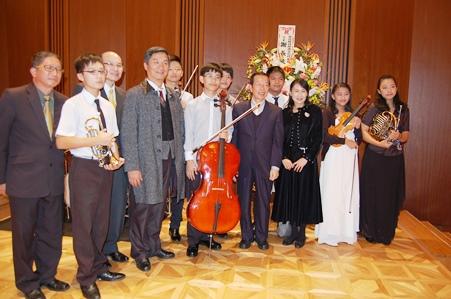 謝長廷・駐日代表（写真前列右４）、廖嘉展・エルシステマ埔里代表兼新故郷文教基金会理事長（前列左１）、謝東昇・音楽監督（前列左３）、出演した埔里のバタフライ交響楽団のメンバーたち
