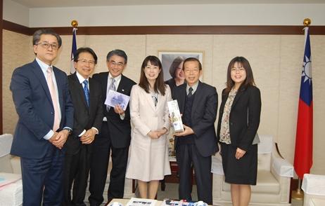 謝長廷・駐日代表（写真右２）、元宇宙飛行士の山崎直子・女子美術大学客員教授（同３）
