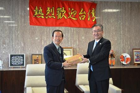 謝長廷・駐日代表（左）、石森孝志・八王子市長（右）