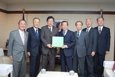 台北駐日経済文化代表処の謝長廷・代表（写真右４）は１１月２１日、川勝平太・静岡県知事（左３）ら一行と会見した。
