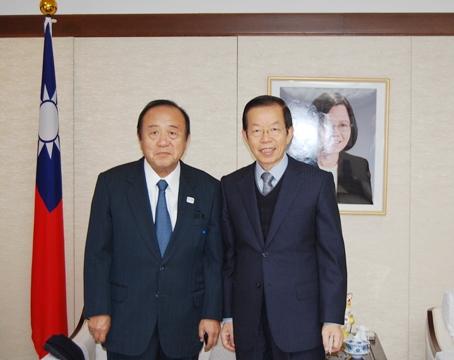 謝長廷・駐日代表（写真右）、坂本剛二・元衆議院議員（左）
