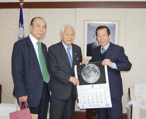 謝長廷・駐日代表（写真右）、国際ＮＧＯ「公益財団法人オイスカ（OISCA）」の中野利弘・理事長（中央）、岡田文弘・参事（左）
