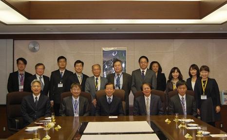 謝長廷・駐日代表（写真前列左３）、蔡明祺・科技部政務次長（前列右２）、
「台日スマートマシンシンポジウム」台湾側出席者ら

